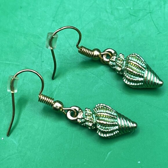 Handmade Conch Shell Earrings Dangle Drop Gold Tone Sea Shell Beachy Nautical - Picture 1 of 6